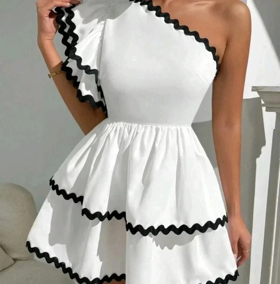 Ladies' One Shoulder Holiday Wave Lace Dress - Picture 2 of 5